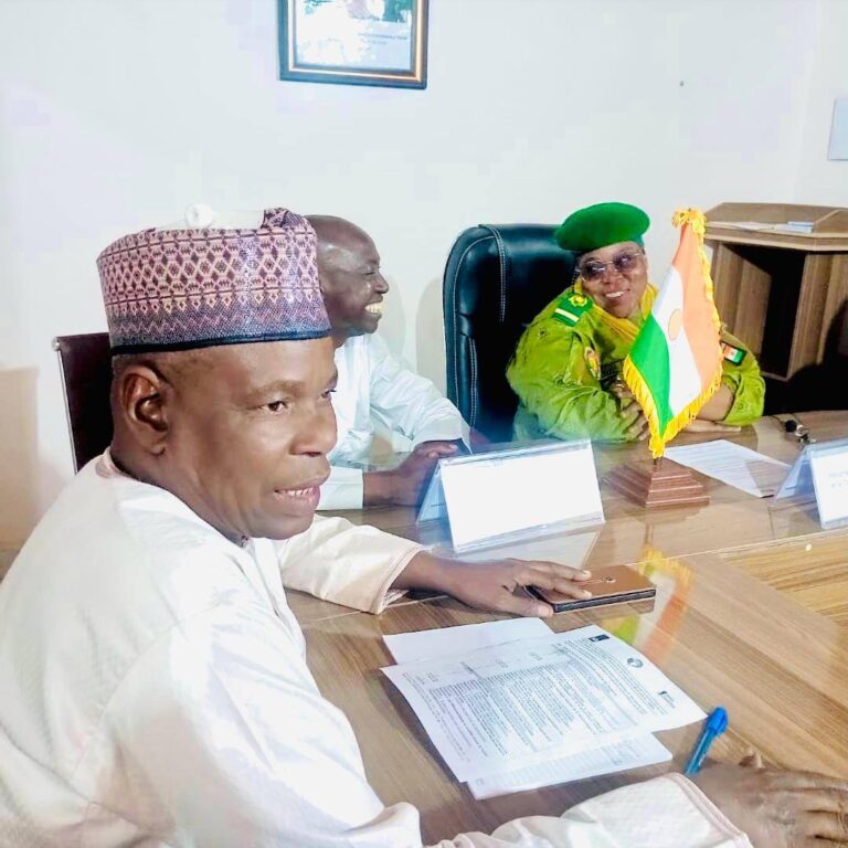 Grâce au projet Pro-Paix,mis en oeuvre par Soscivisme-niger avec l&rsquo;aide de Search for Common Ground – Niger et du Ministère Néerlandais des Affaires Étrangères, on se dirige vers une façon de gérer les affaires plus ouvertes à tous. Il y aura des formations spéciales dans les communes de Gazaoua, Guidan Roumdji et Maradi. L&rsquo;idée, c&rsquo;est de donner aux femmes et aux jeunes les moyens de participer à fond dans la gestion locale, en s&rsquo;appuyant sur le code général des collectivités.